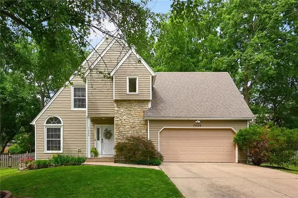 7929 W 113th Terrace, Overland Park, KS 66210