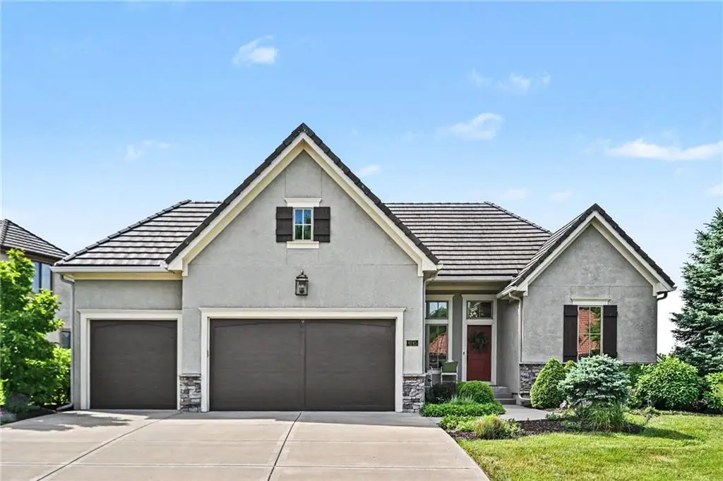 8245 Westlake Drive, Parkville, MO 64152 - #1