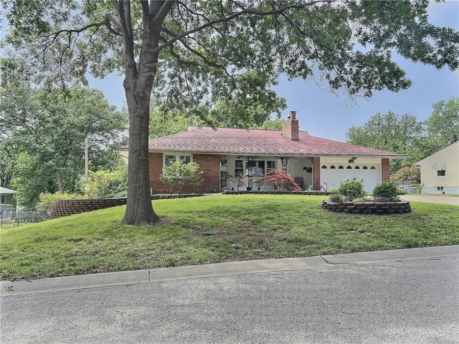 7010 N Wyandotte Street, Gladstone, MO 64118 - #2