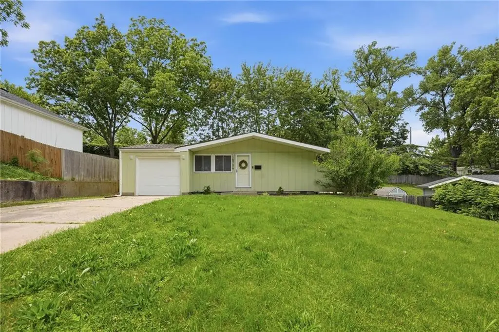 5706 N Woodland Avenue, Kansas City, MO 64118 - #1