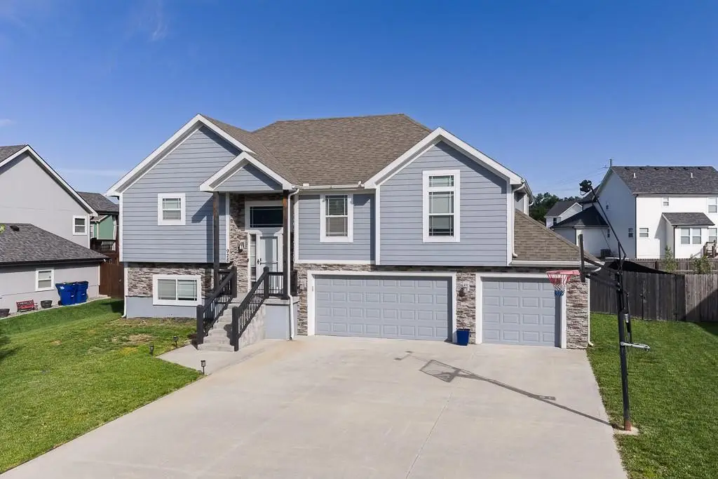 928 N Oak Terrace, Tonganoxie, KS 66086 - #1
