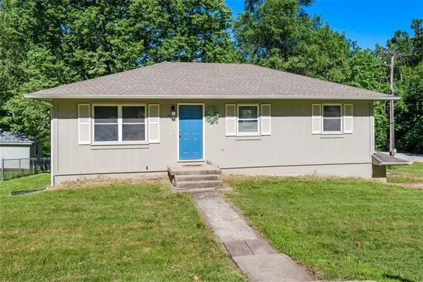 8200 Sunset Drive, De Soto, KS 66018