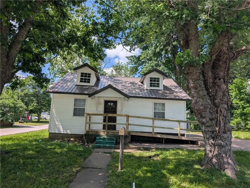 105 E Colorado Street, Windsor, MO 65360 - #1