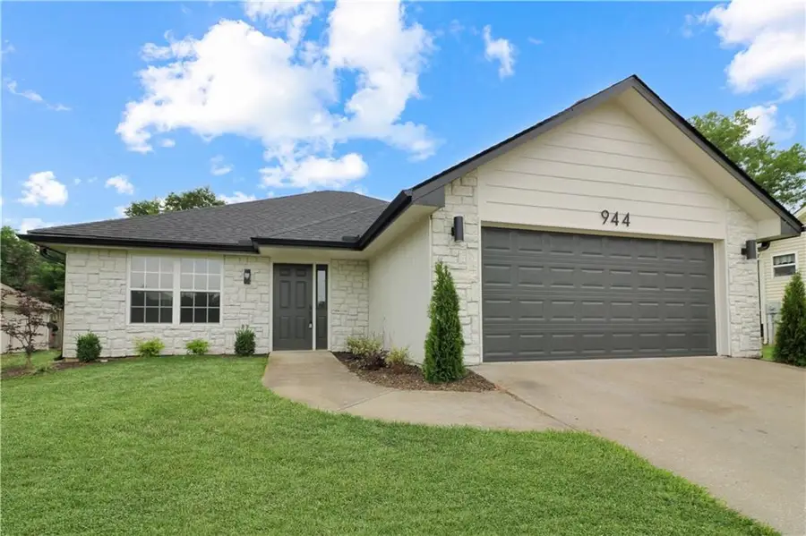 944 E Market Street, Warrensburg, MO 64093 - #2