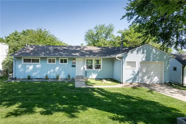 1202 SW Peggy Circle, Lee's Summit, MO 64081