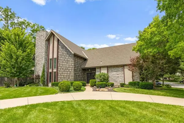 8800 Rosewood Drive, Prairie Village, KS 66207