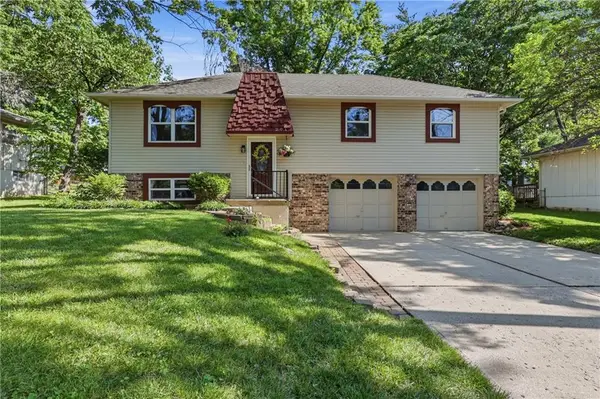 201 SW Sandstone Drive, Blue Springs, MO 64014