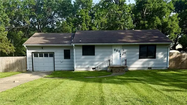 209 NE Maple Street, Lee's Summit, MO 64063