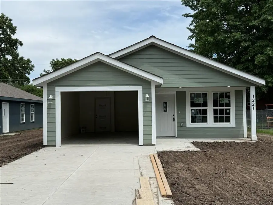 1221 S Maple Street, Ottawa, KS 66067 - #2