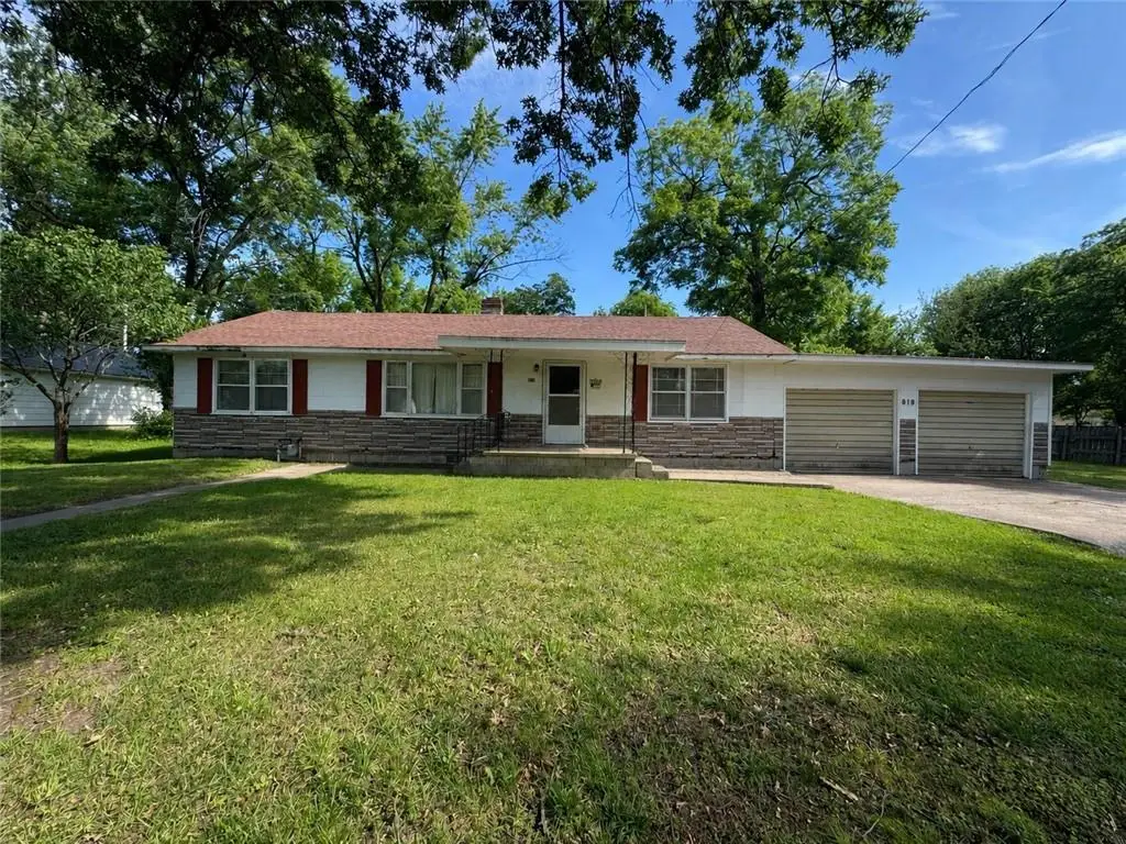819 W Pine Street, Columbus, KS 66725 - #1