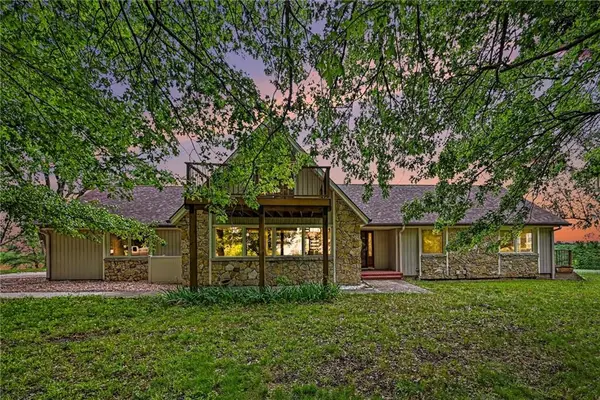 9899 NW Blair Lane, Gower, MO 64454