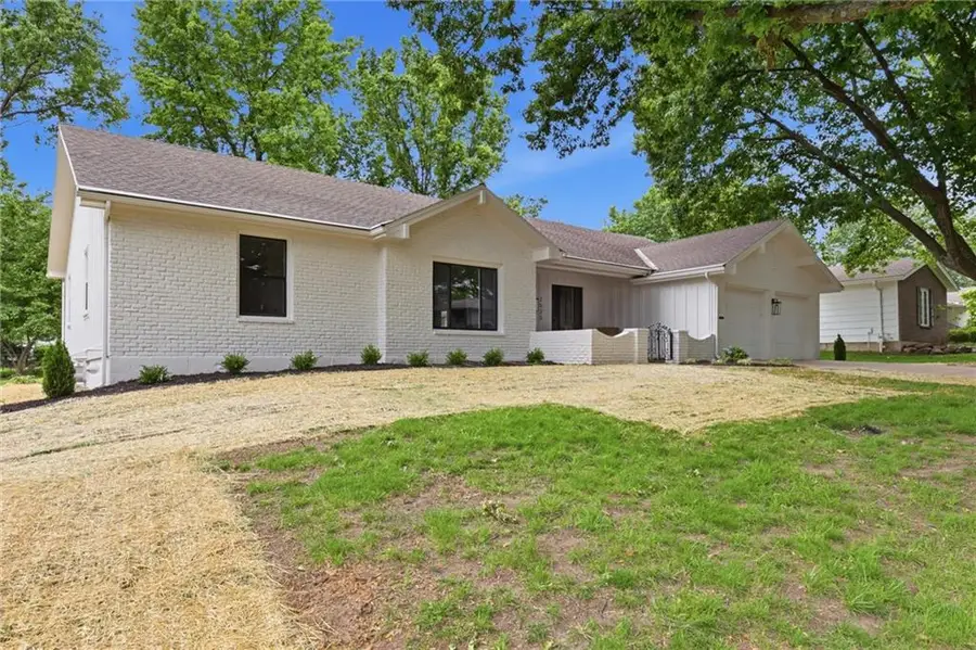 7523 W 98th Terrace, Overland Park, KS 66212 - #2