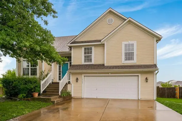 10104 E 219th Terrace, Peculiar, MO 64078