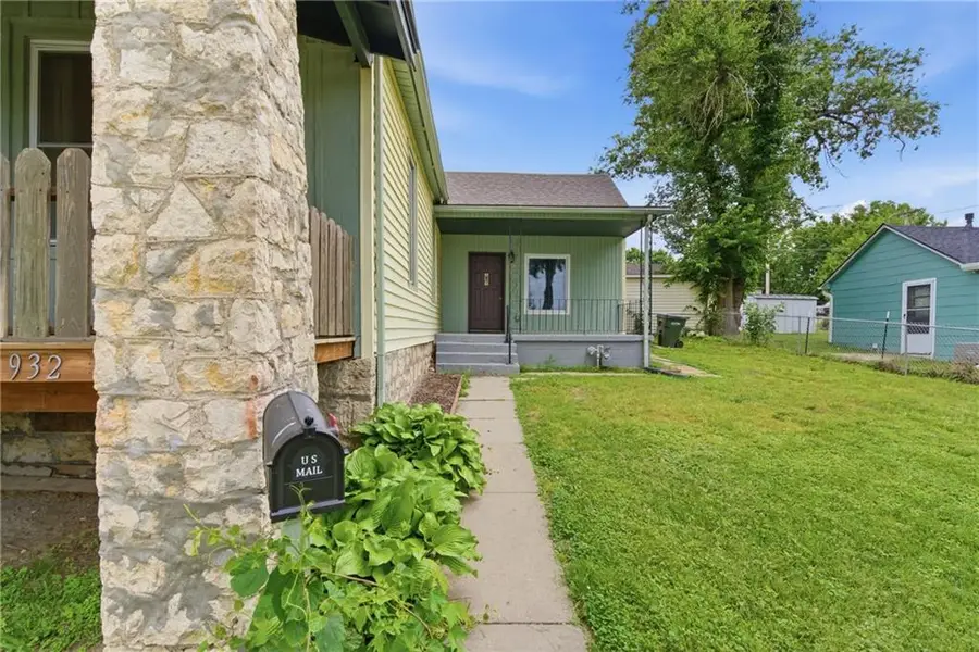 932 Dakota Street, Leavenworth, KS 66048 - #3