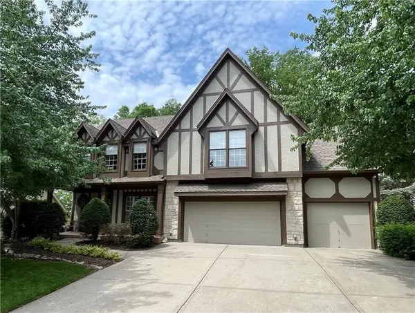 6736 NW Monticello Terrace, Parkville, MO 64152
