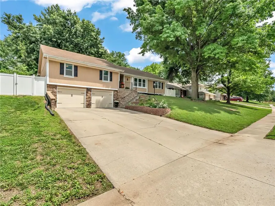 3137 Lakeview Circle, Leavenworth, KS 66048 - #3