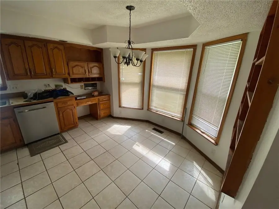 913 NW 37th Street, Blue Springs, MO 64015 - #2