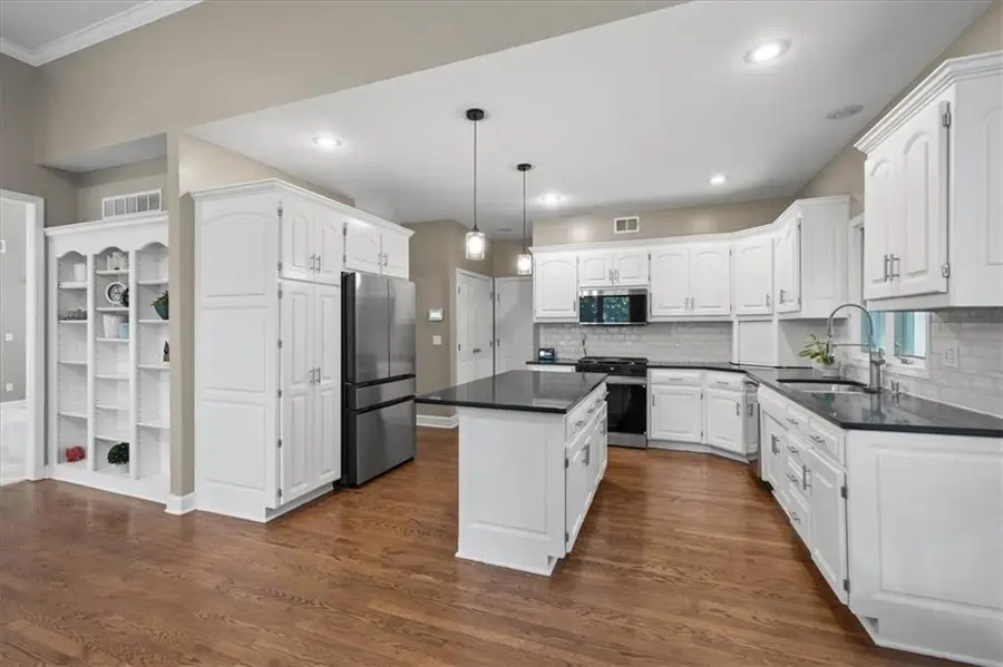5812 NW Hickory Place, Parkville, MO 64152 - #2