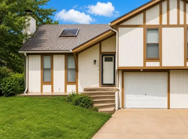 124 N Saxony Drive, Olathe, KS 66061