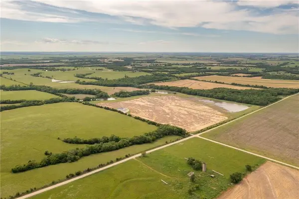 27699 S Hoch Road, Osage City, KS 66523