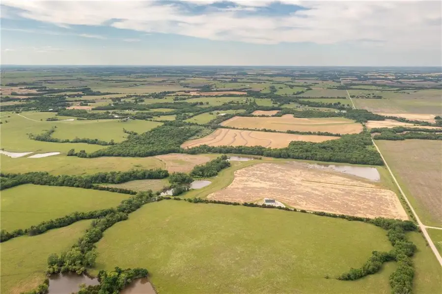 27699 S Hoch Road, Osage City, KS 66523 - #2