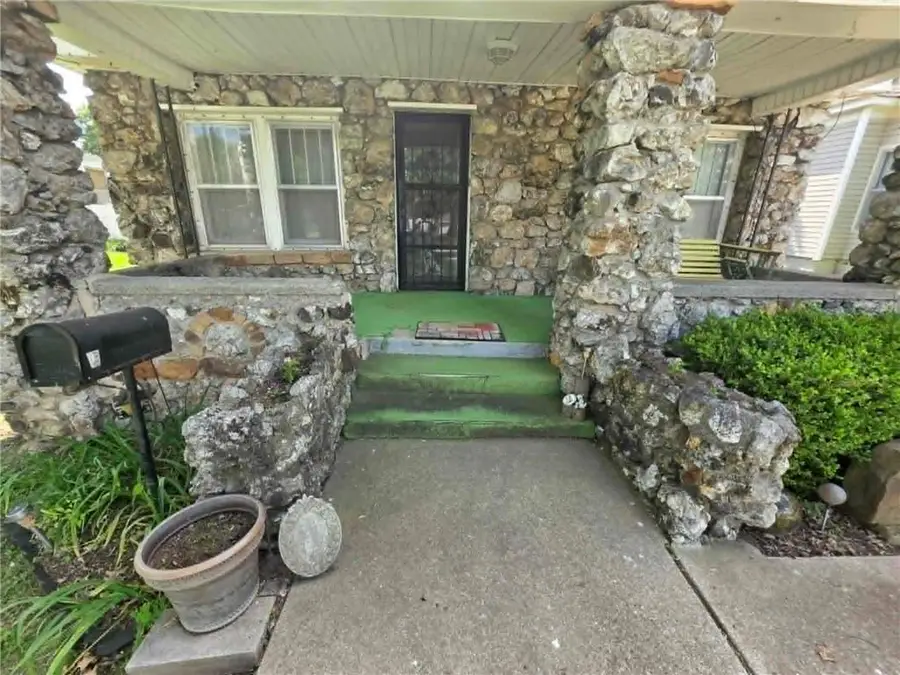 527 S Kansas Avenue, Columbus, KS 66725 - #2