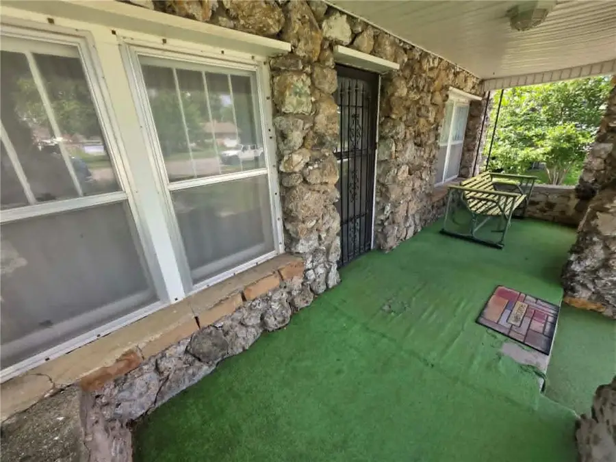 527 S Kansas Avenue, Columbus, KS 66725 - #3