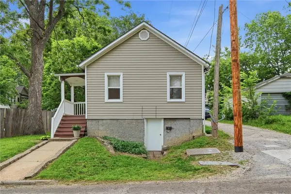7 N Iron Street, Paola, KS 66071