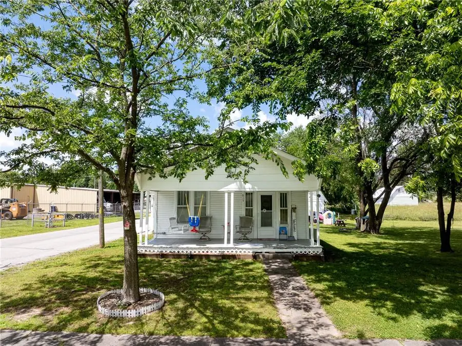 615 N Kansas Avenue, Columbus, KS 66725 - #2
