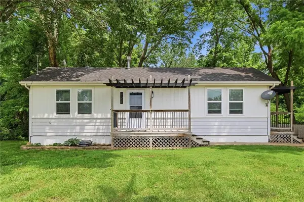 921 E 4th Street, Tonganoxie, KS 66086