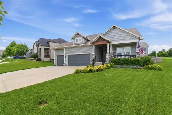 1019 N Cedarcrest Drive, Olathe, KS 66061