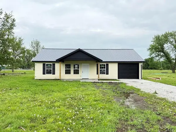 104 W Barrett Avenue, Walker, MO 64790