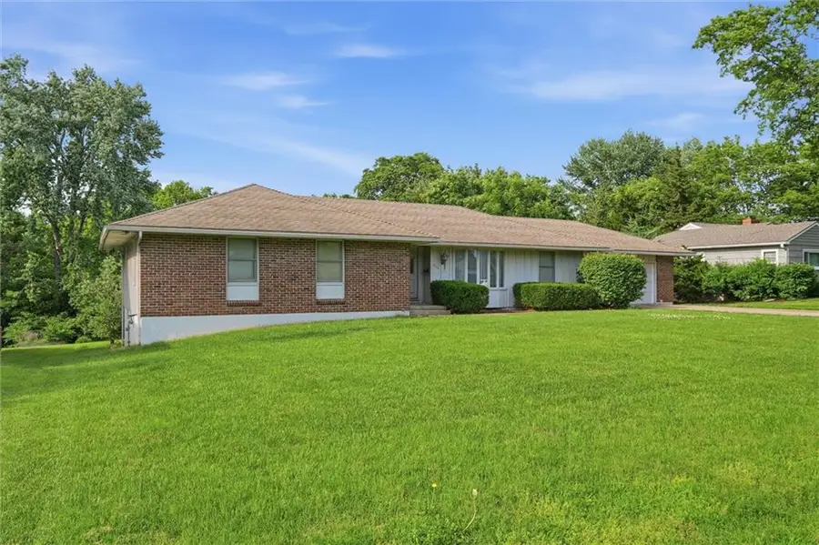 610 E 107th Terrace, Kansas City, MO 64131 - #3