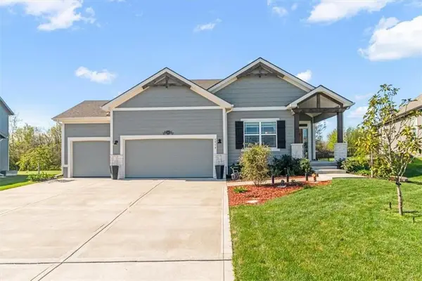1713 NE Ravenwood Drive, Lee's Summit, MO 64086