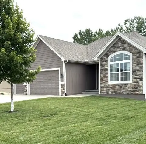 931 N Oak Terrace, Tonganoxie, KS 66086 - #2