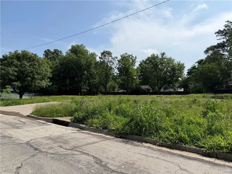 8113 Jarboe Street, Kansas City, MO 64114 - #2