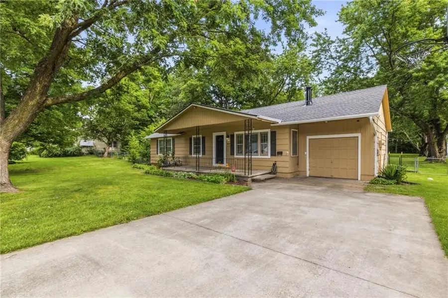 605 W Cedar Street, Olathe, KS 66061 - #2