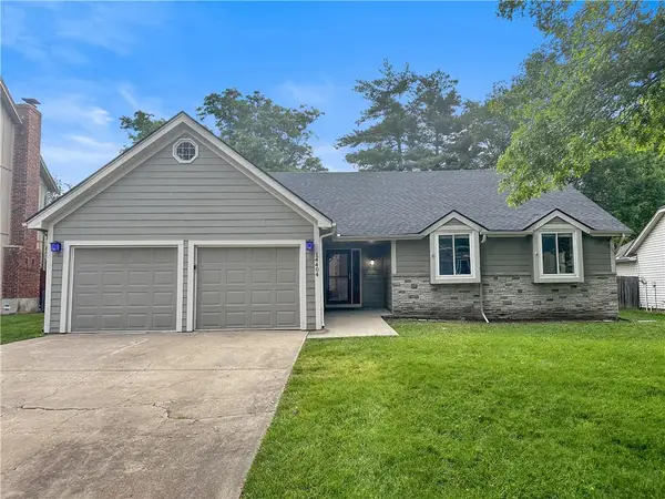 14404 S Cottonwood Drive, Olathe, KS 66062