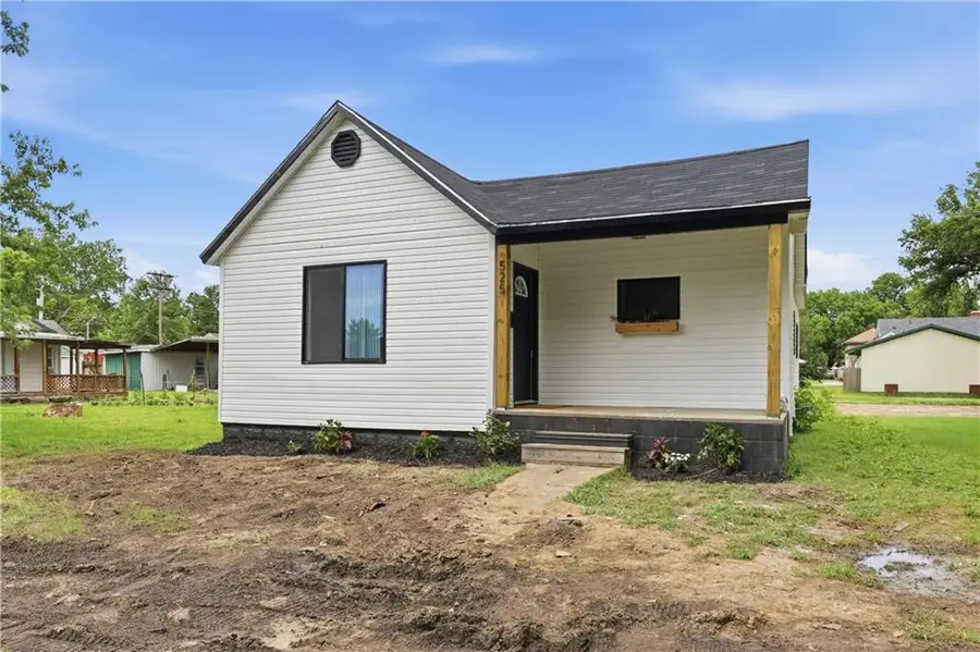 525 W Walnut Street, Columbus, KS 66725 - #2