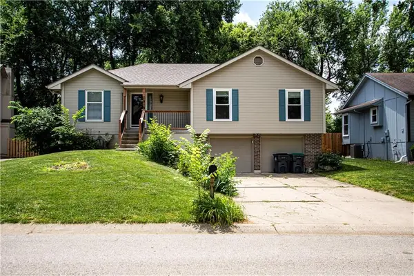1016 SW Eastman Street, Blue Springs, MO 64015