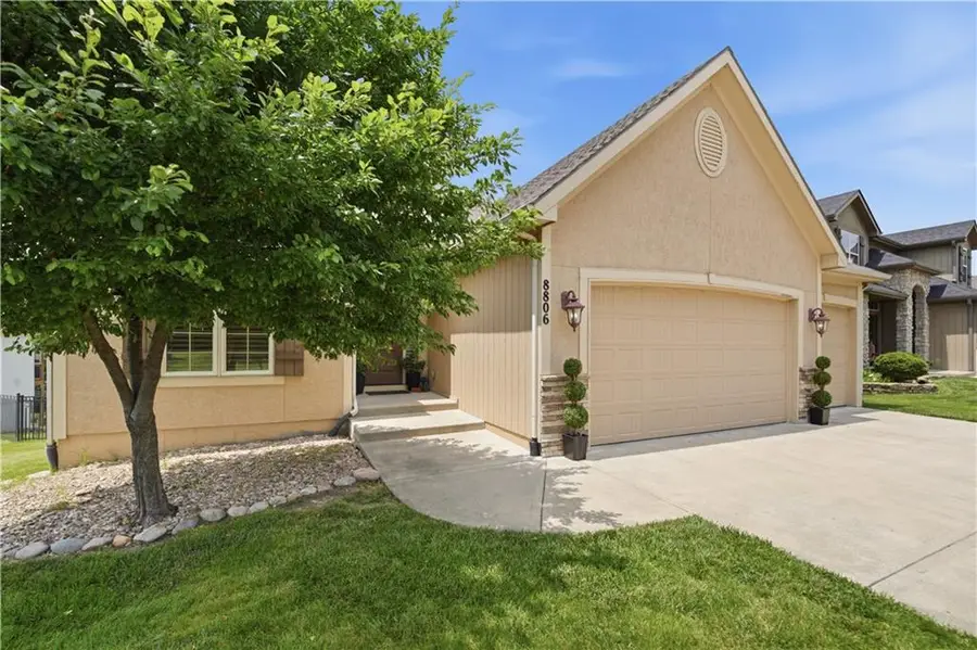 8806 N Norton Avenue, Kansas City, MO 64156 - #2