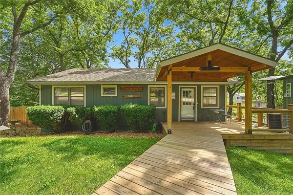 321 W Sugar Lake Drive, Mound City, KS 66056