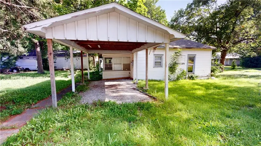 1301 N Washington Street, Nevada, MO 64772 - #2