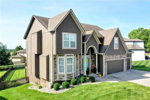 2221 Hawk View Road, Lee's Summit, MO 64082