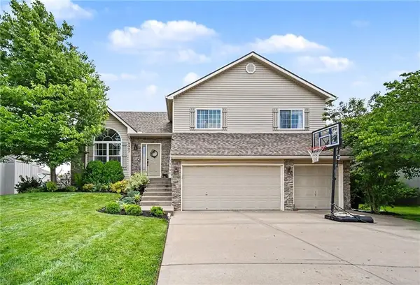 8905 N Essex Drive, Kansas City, MO 64156