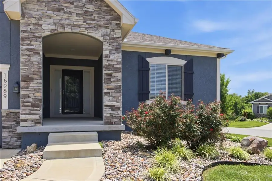 16989 S Heatherwood Street, Olathe, KS 66062 - #3