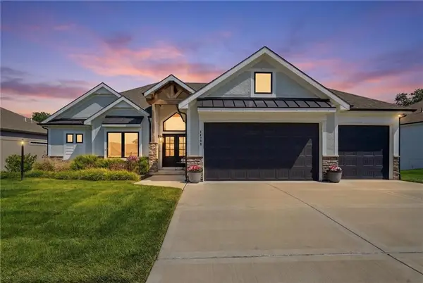 14790 Thousand Oaks Place, Parkville, MO 64152