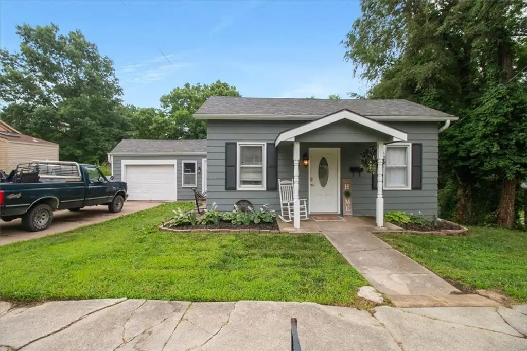 615 Highland Avenue, Lexington, MO 64067 - #1