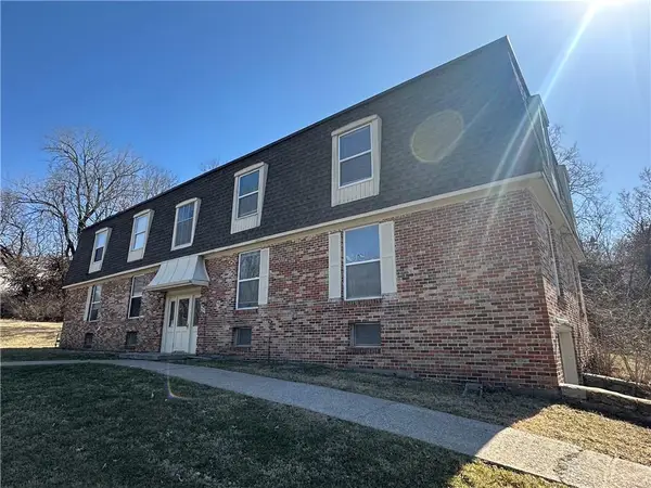 8725 Countryshire Lane, Kansas City, MO 64138