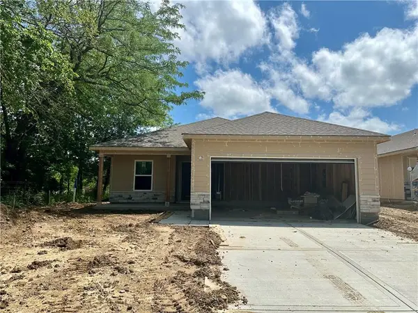 2826 Woodfield Drive, Tonganoxie, KS 66086
